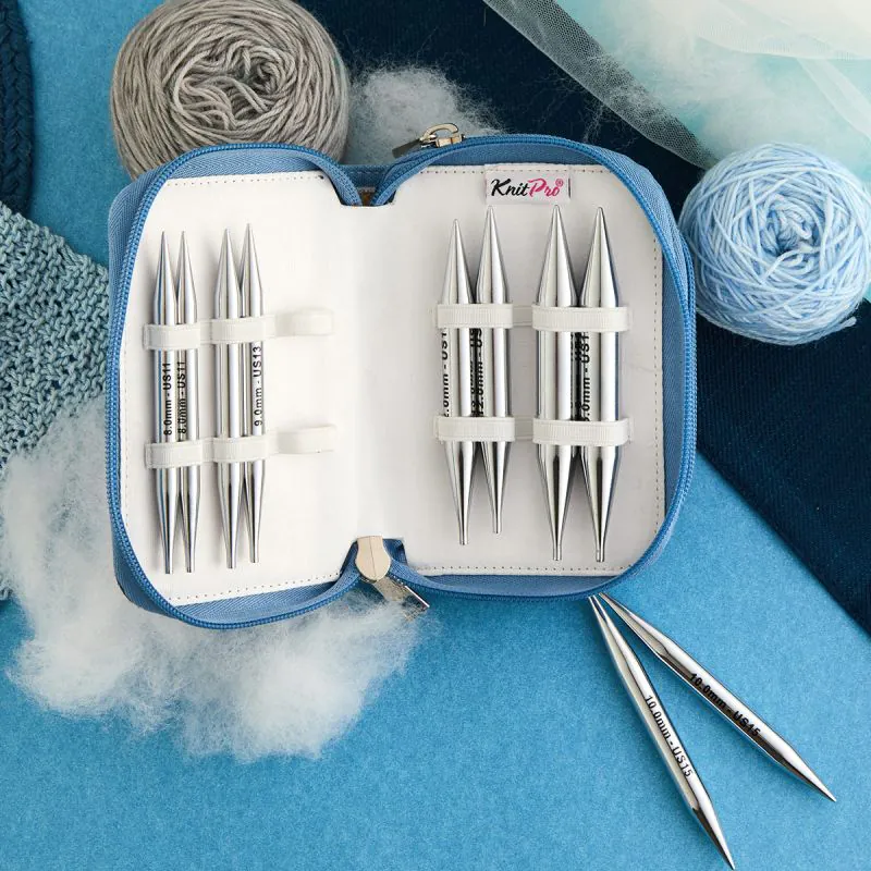 Estojo de agulhas circulares prateadas com novelos de lã em tons de azul e cinza