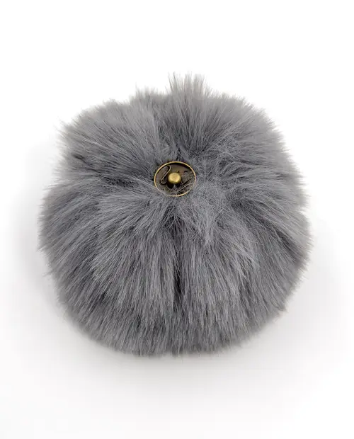 Pom-pom cinzento de pelo sintético com botão metálico dourado