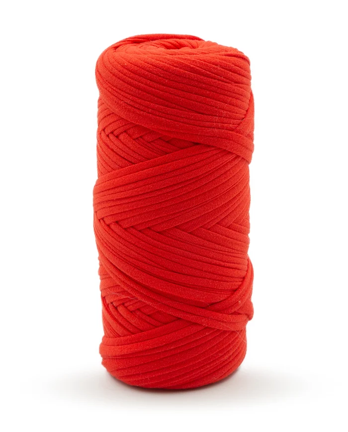 Fio de malha vermelho trançado em bobina sobre fundo branco