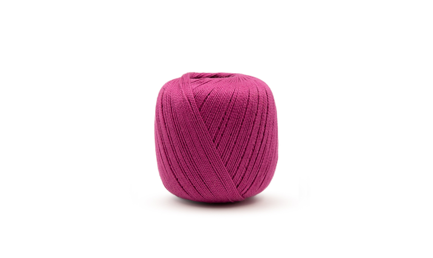 Novelo de linha rosa forte sobre fundo branco