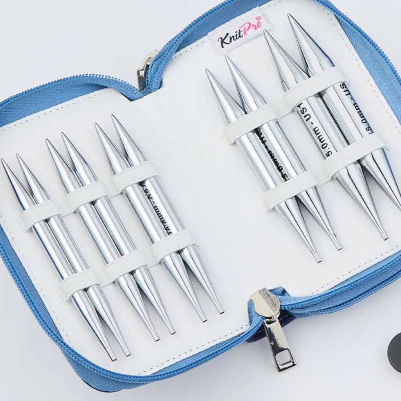 Conjunto de agulhas de malha metálicas em estojo azul com fecho e texto KnitPro e 5.00mm USA