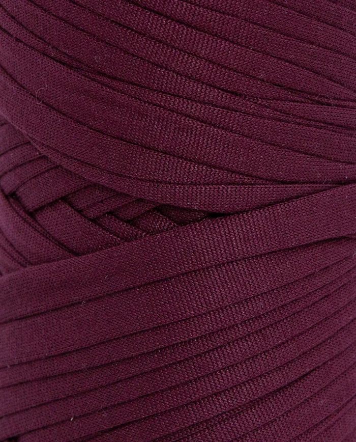 Rolo de fita têxtil roxo-escuro enrolada