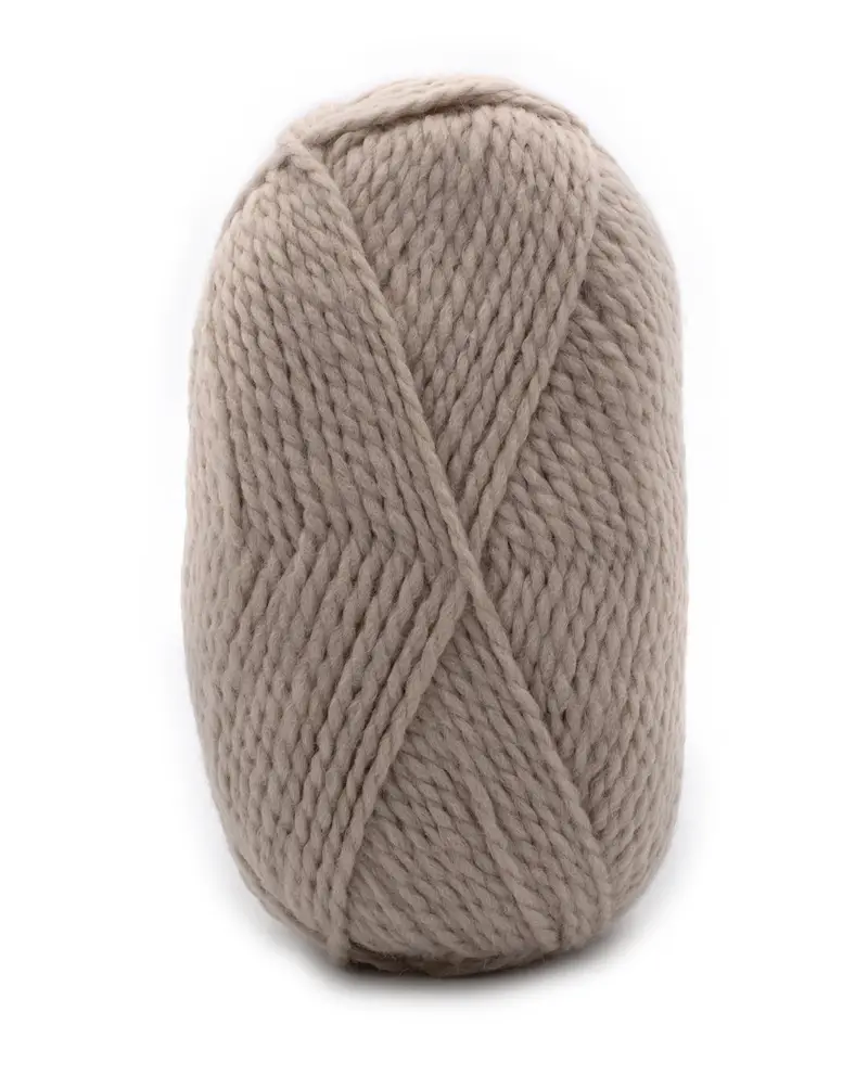 Novelo de lã castanha clara com textura macia e fios grossos