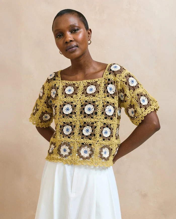 Blusa de crochet amarelo com quadrados florais decorativos