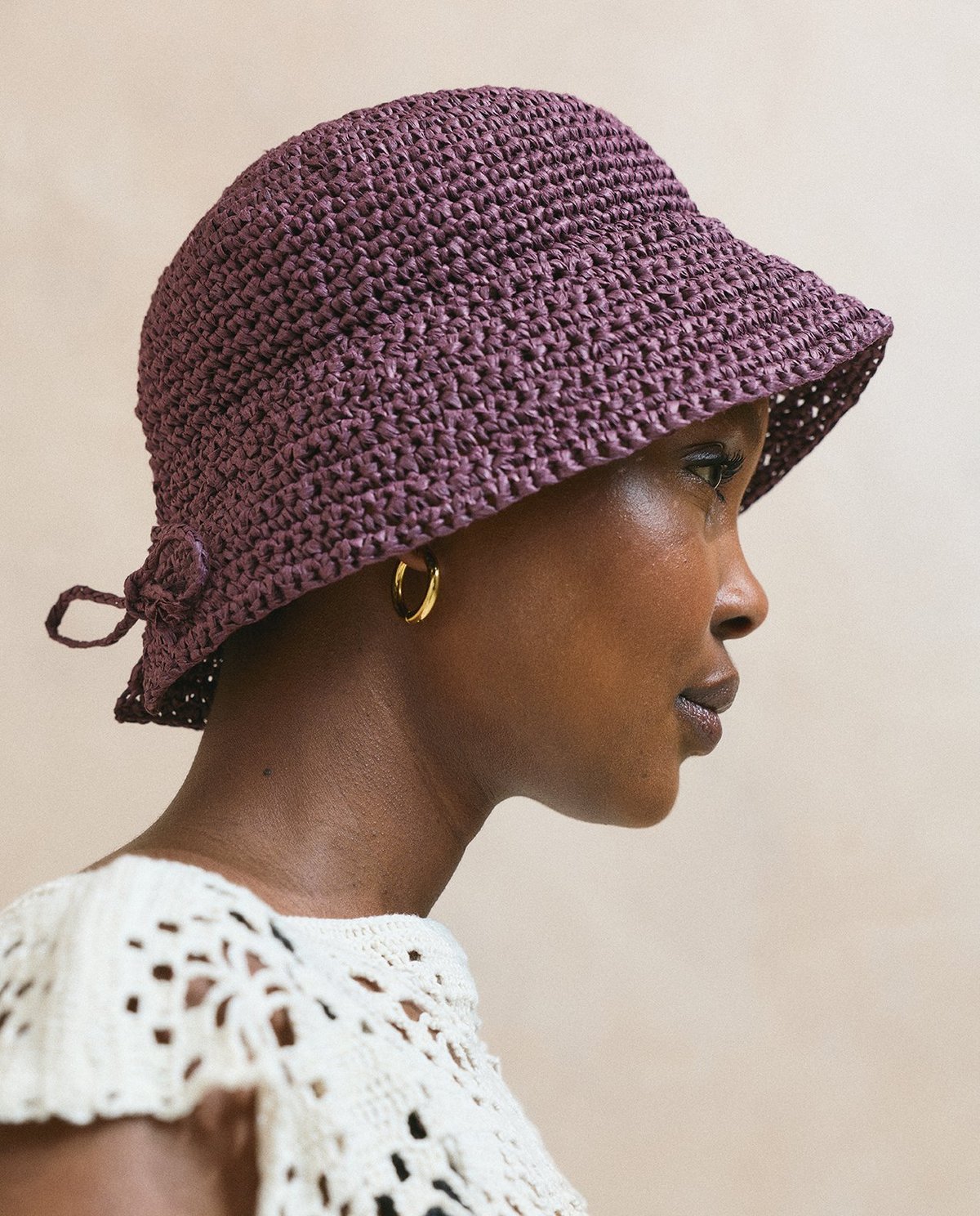 Chapéu trançado roxo de fio grosso com aba e laço na parte traseira