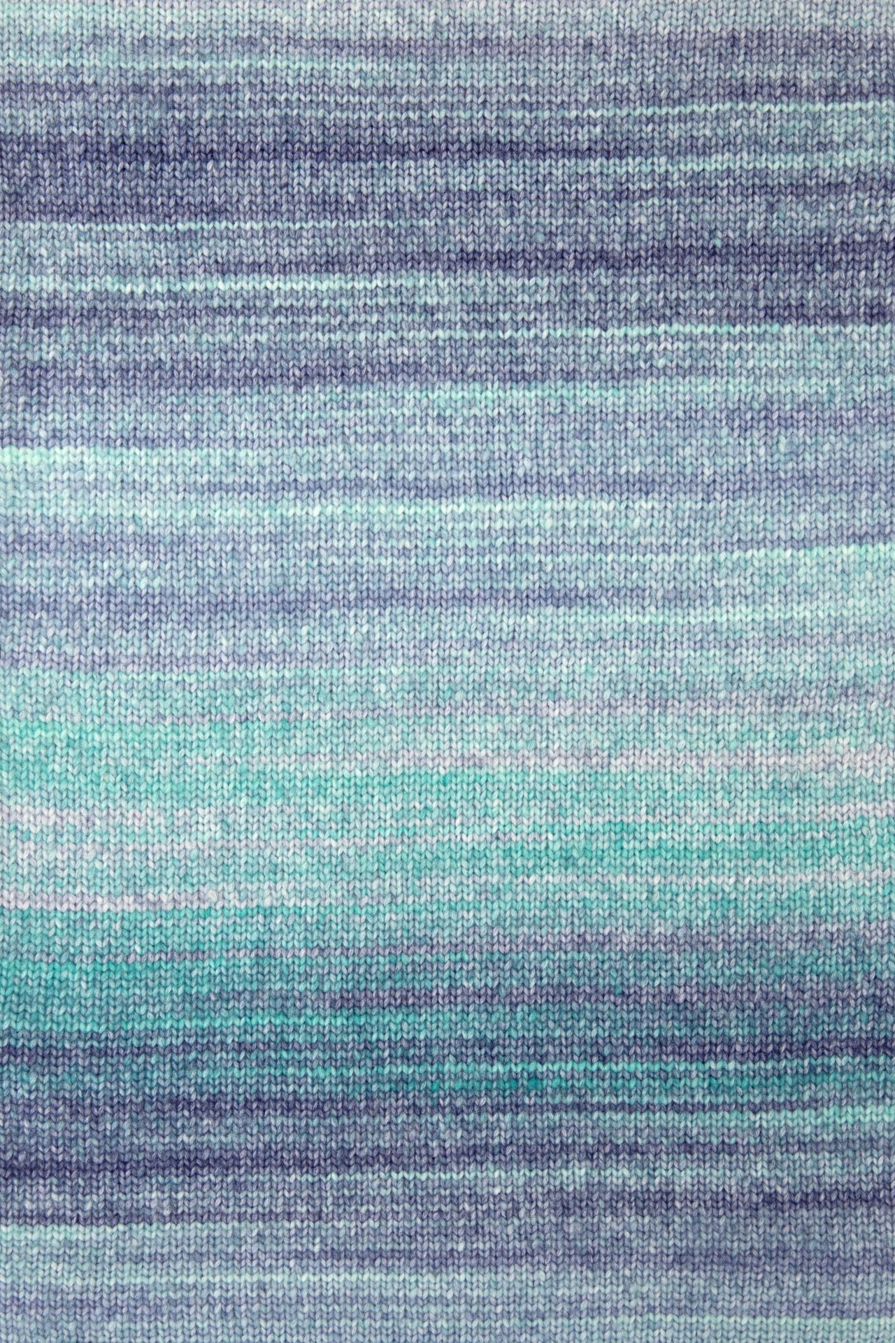 Tecido de malha às riscas cinza, azul e verde água