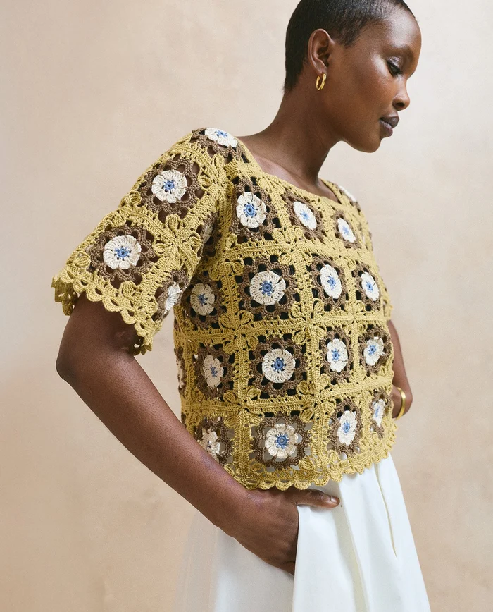 Top de crochet amarelo com flores em quadrados, mangas curtas e barra rendada