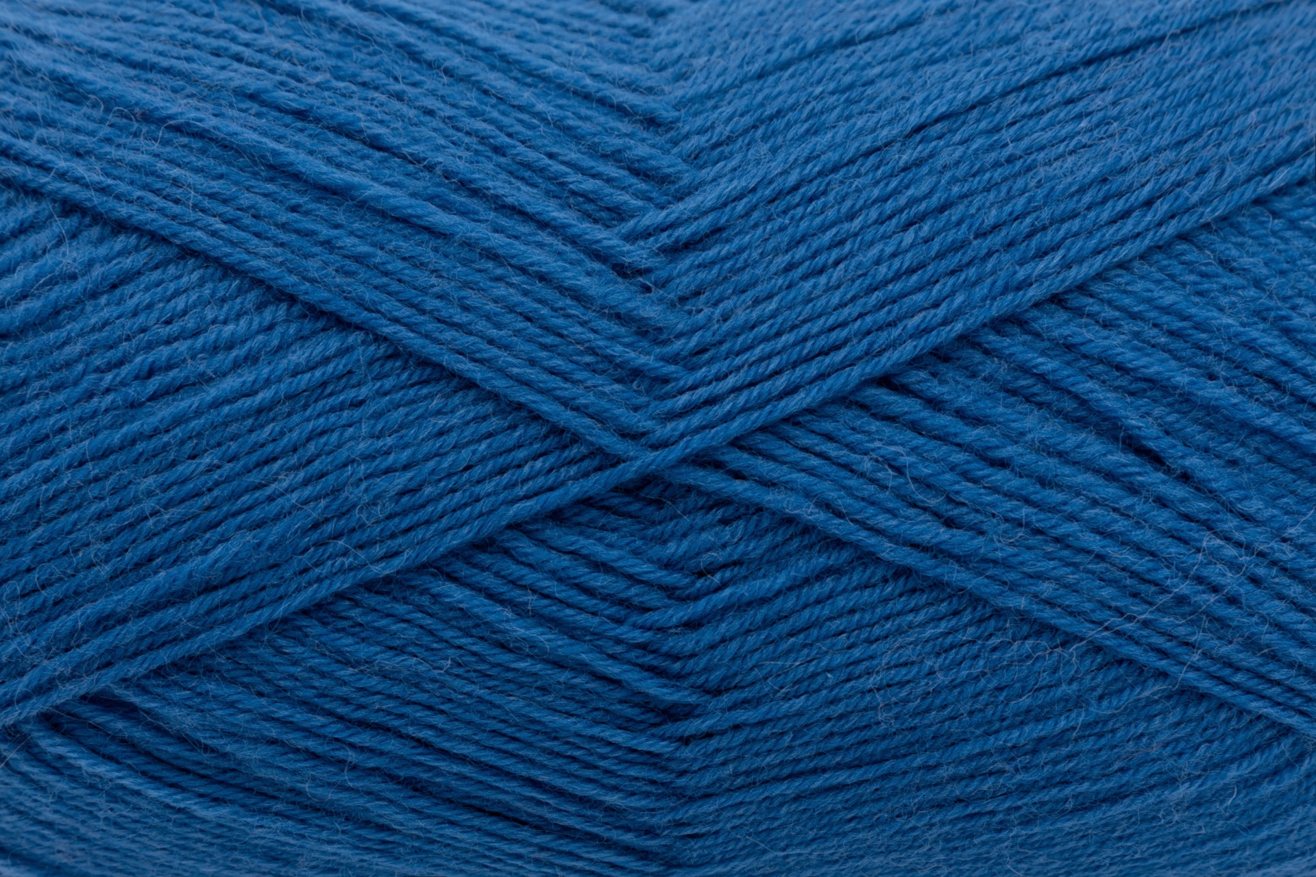 Fios de lã azul entrelaçados com textura visível