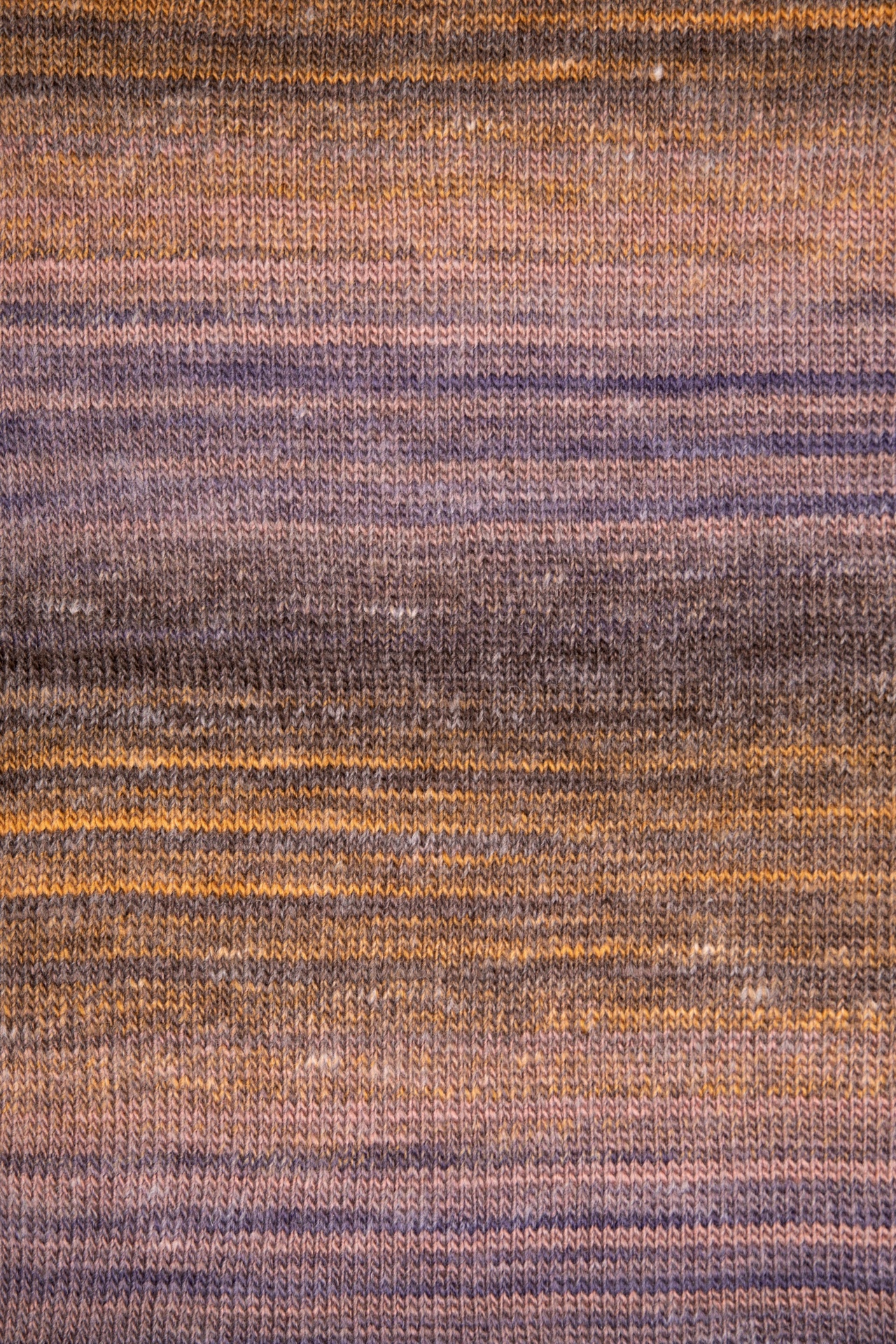 tecido de malha listrado em tons roxos, castanhos e amarelos