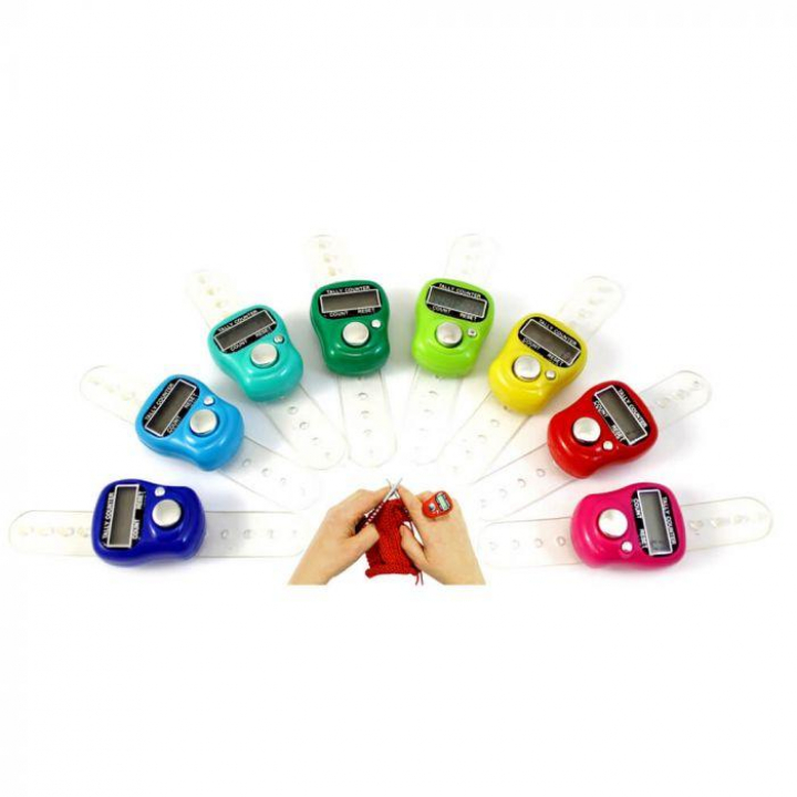 Contadores digitais coloridos para tricot organizados em semicírculo com mãos a tricotar ao centro