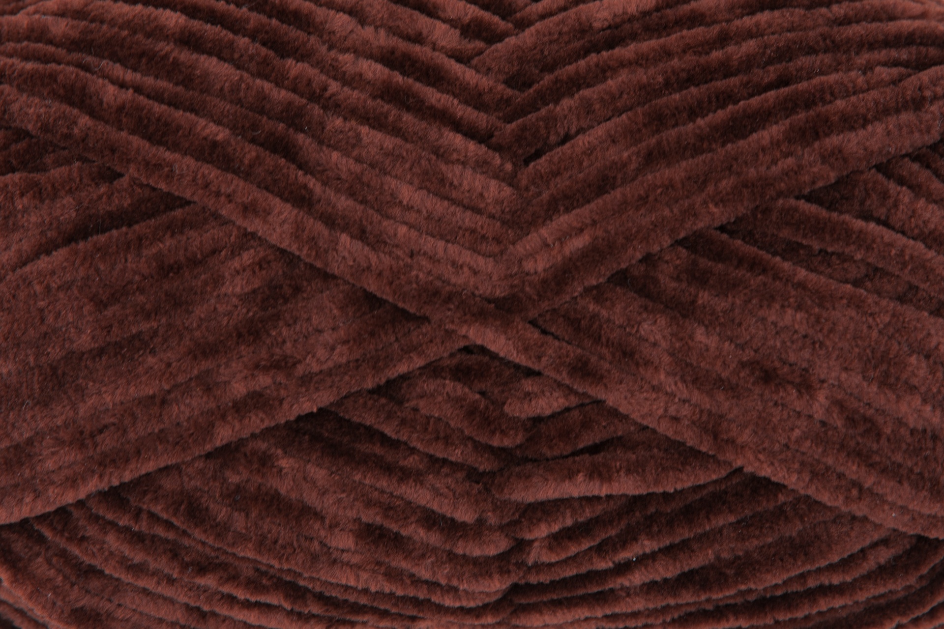 Bola de fio de tricot castanho escuro com textura macia