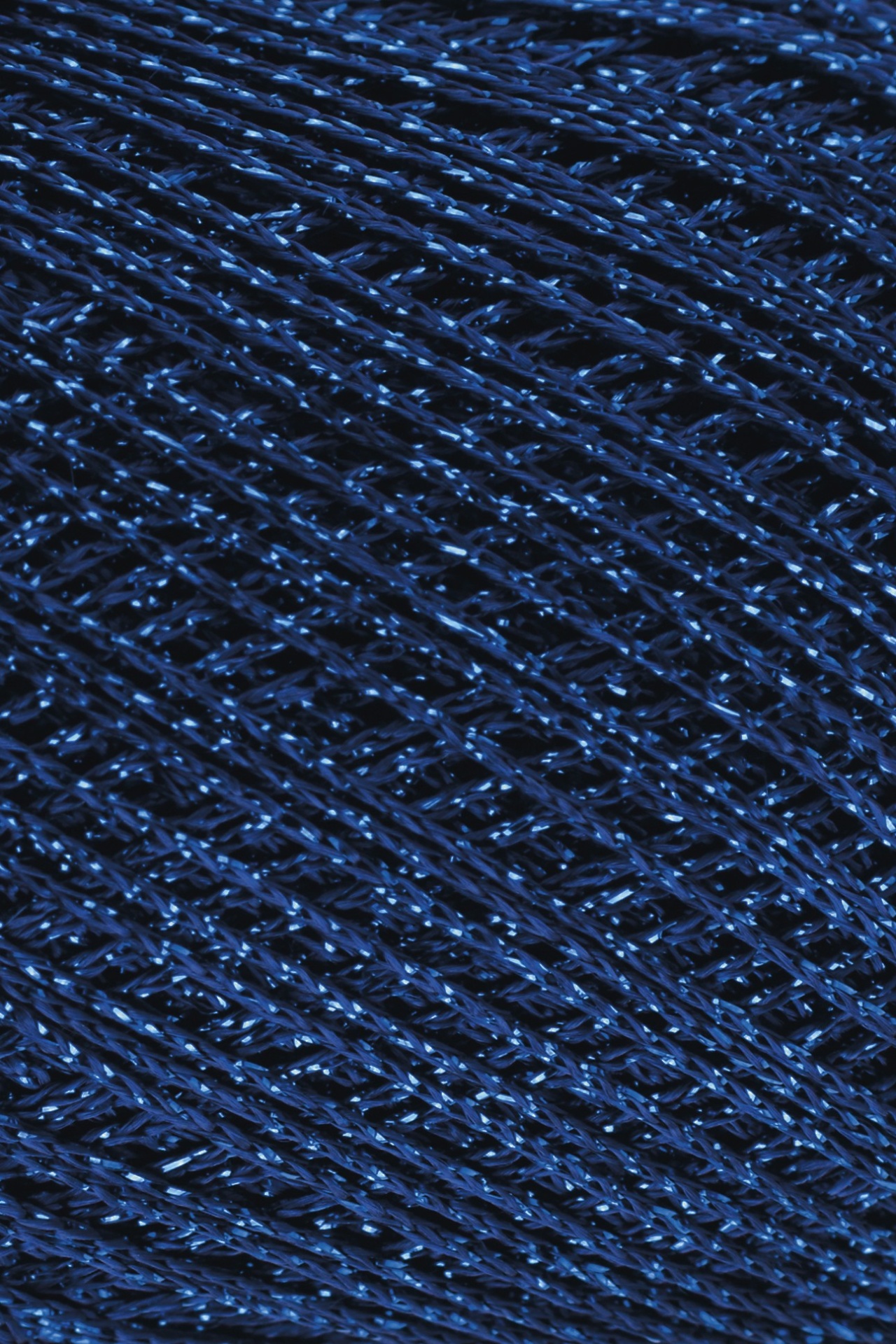 Malha azul escura com fios brilhantes entrelaçados