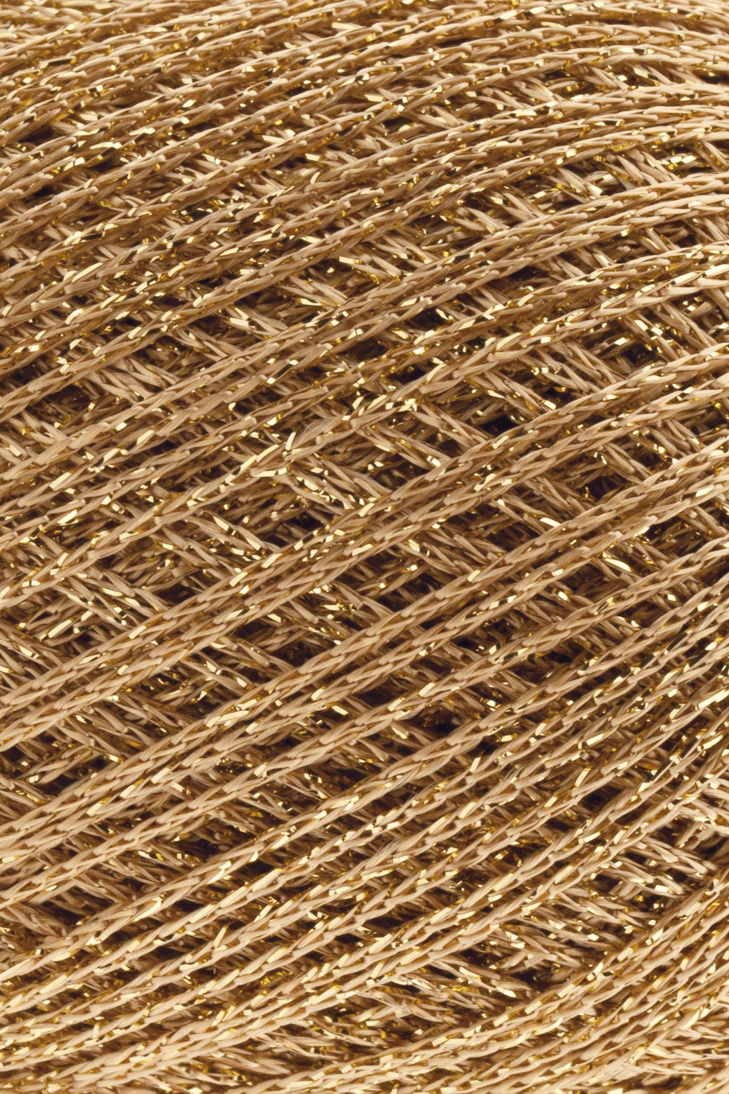Close-up de barbante dourado com fios metálicos entrelaçados