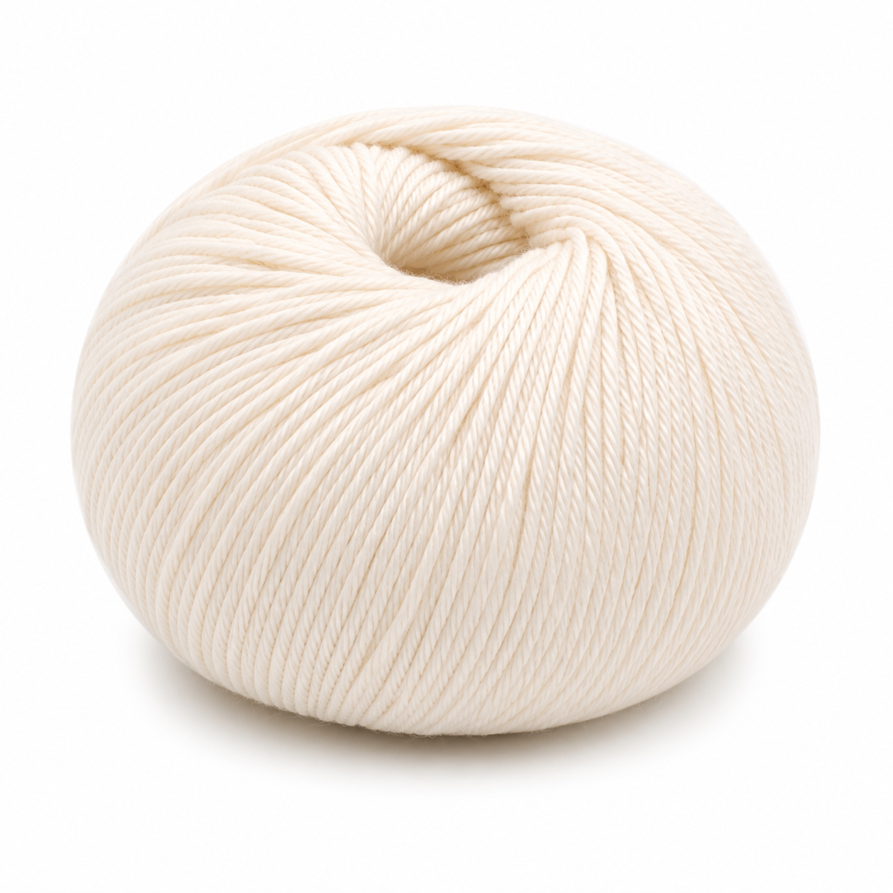 Novelo de fio branco com textura entrelaçada