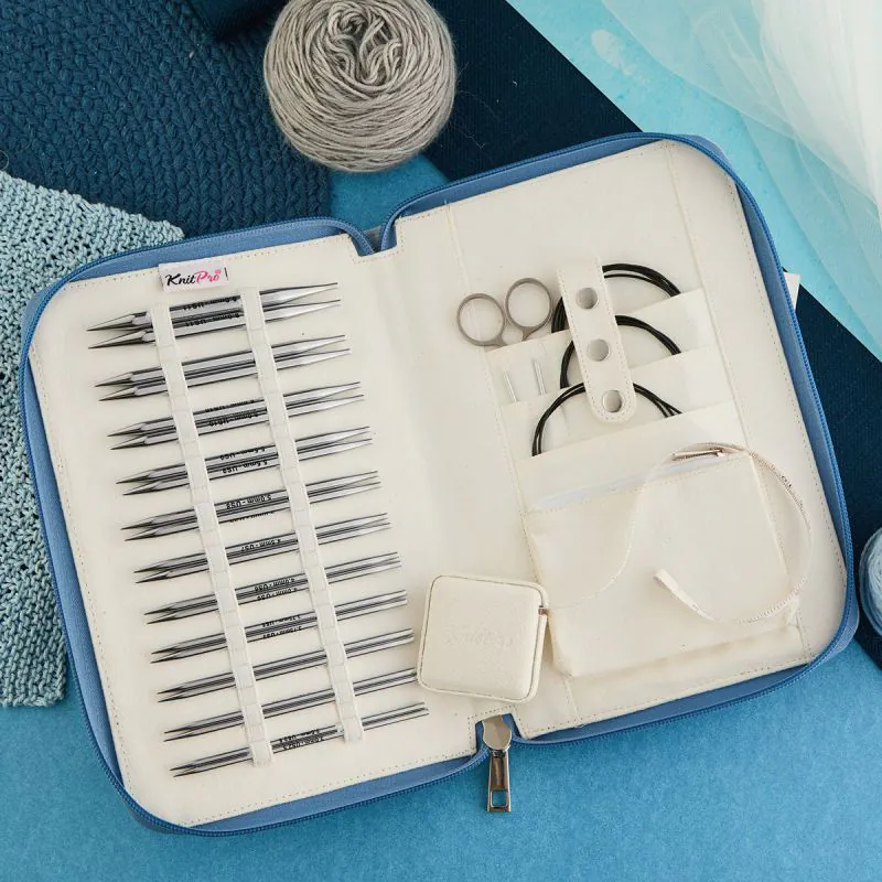 Kit de agulhas de tricô circulares em estojo azul aberto com vários tamanhos e acessórios