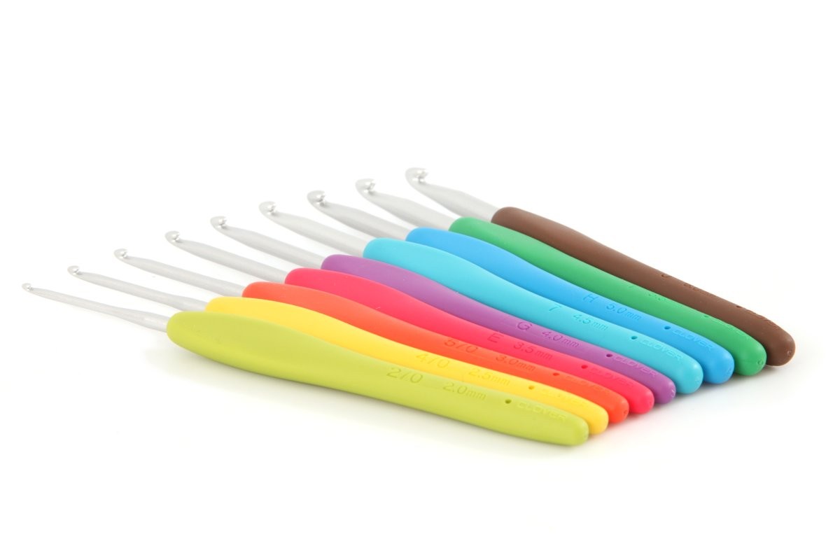 Conjunto colorido de agulhas de crochet em fundo branco