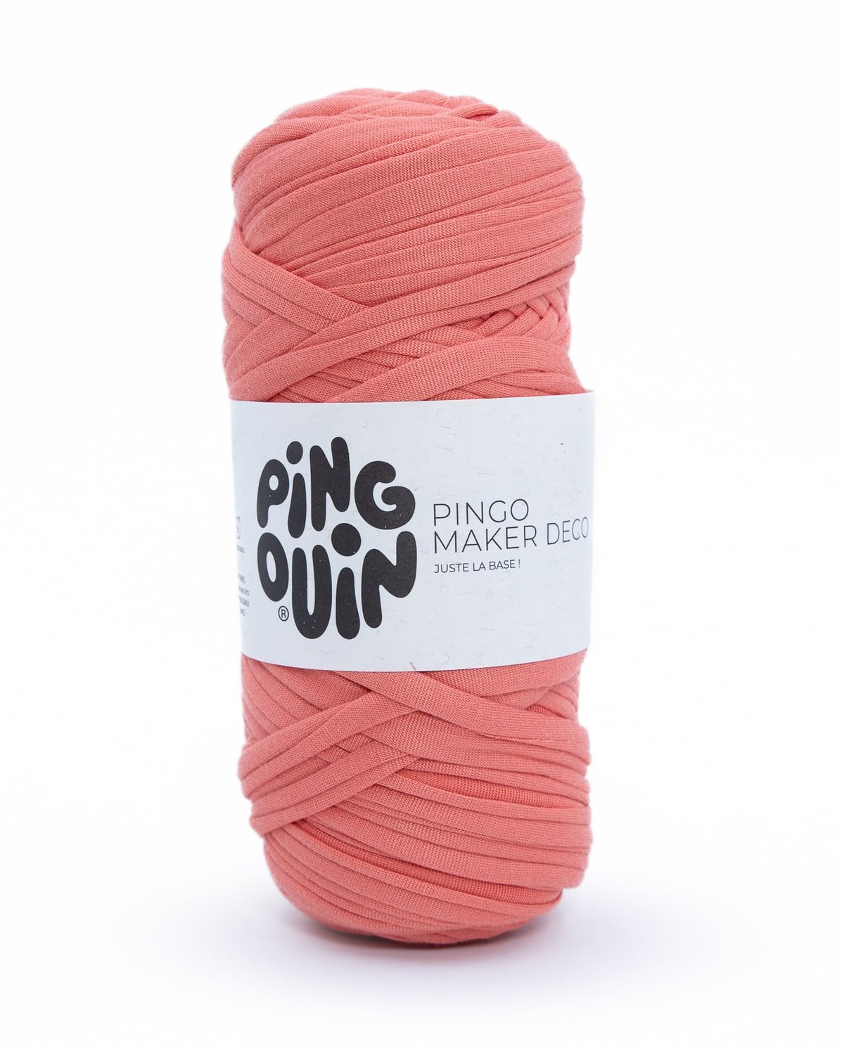 Rolo de fio de tecido cor coral com etiqueta branca e texto preto