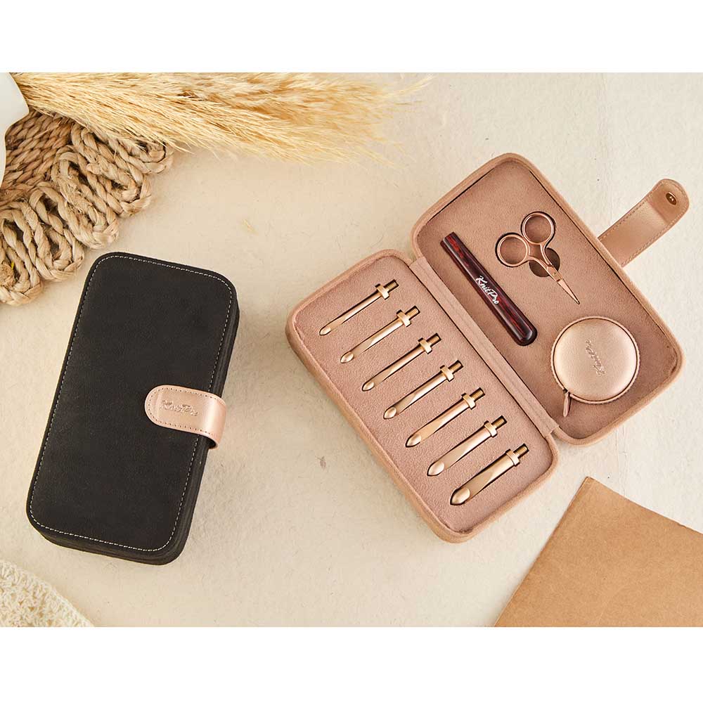 Estojo de manicure preto e castanho claro com utensílios de metal dourado