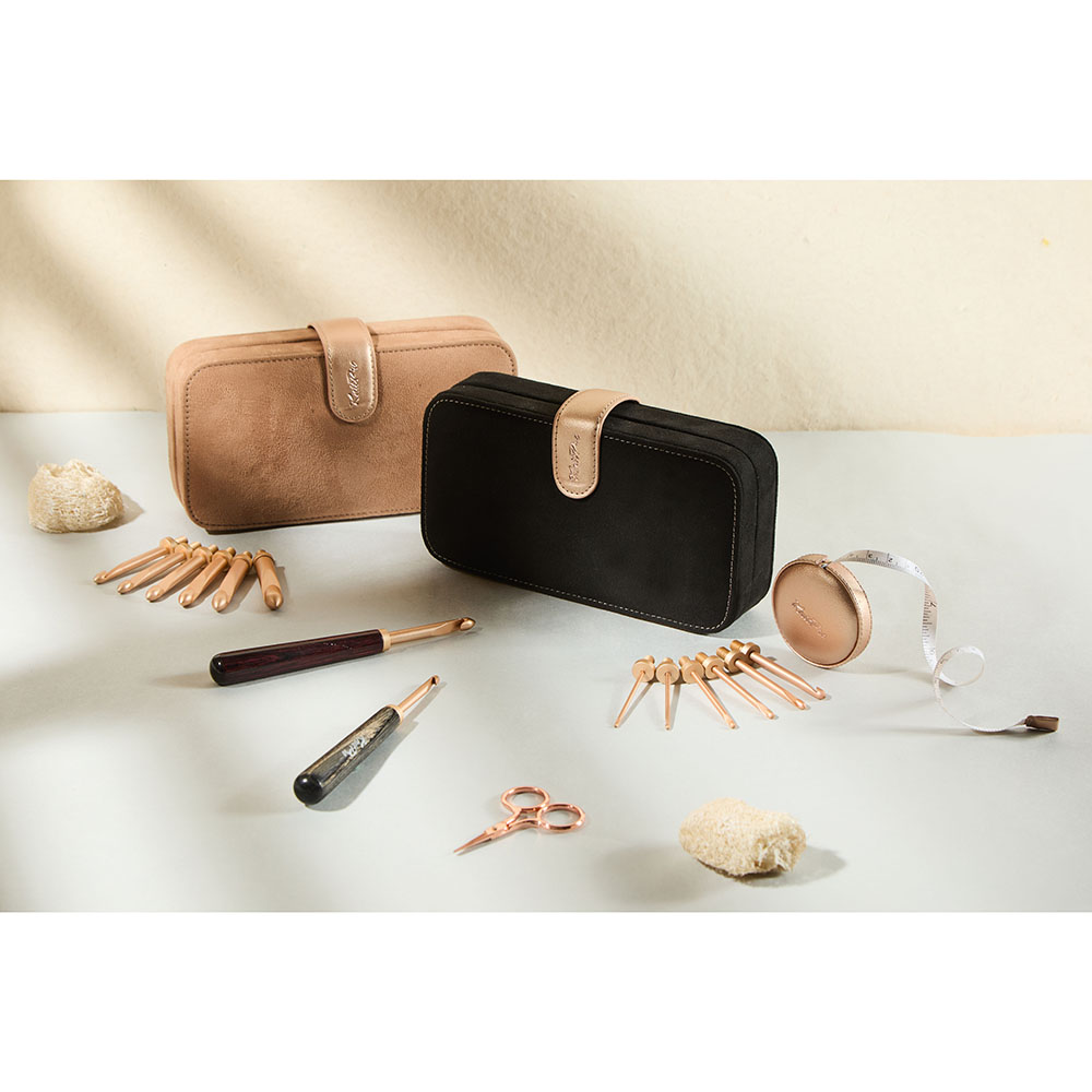 duas bolsas de maquilhagem em pele sintética com ferramentas de manicure e pedicure