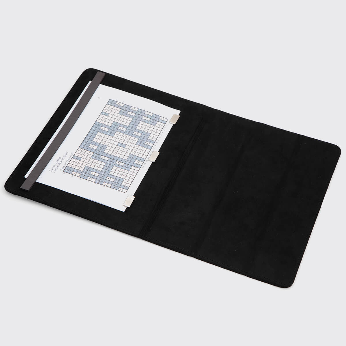 Pasta preta aberta com documento dentro e textura aveludada no interior