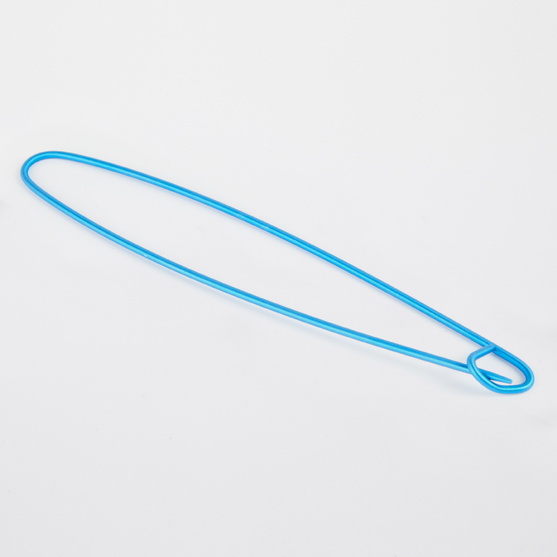 Cabo de plástico azul em fundo branco