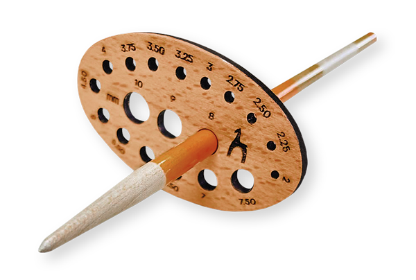 Ferramenta de madeira oval com furos numerados e palito amarelo atravessando