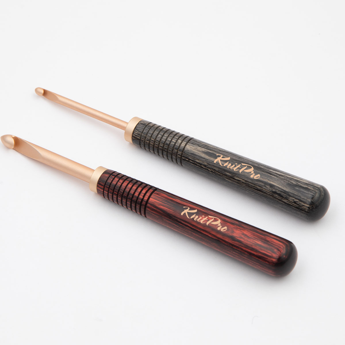 Duas agulhas de tricot com cabos em madeira preto e castanho com a inscrição KnitPro.