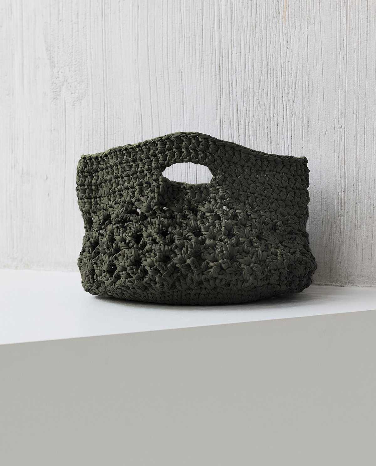 Saco de crochê verde escuro com pega oval integrada