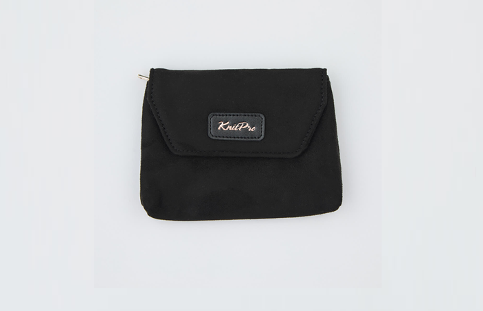Bolsa preta com etiqueta 'KnittPro' sobre fundo branco