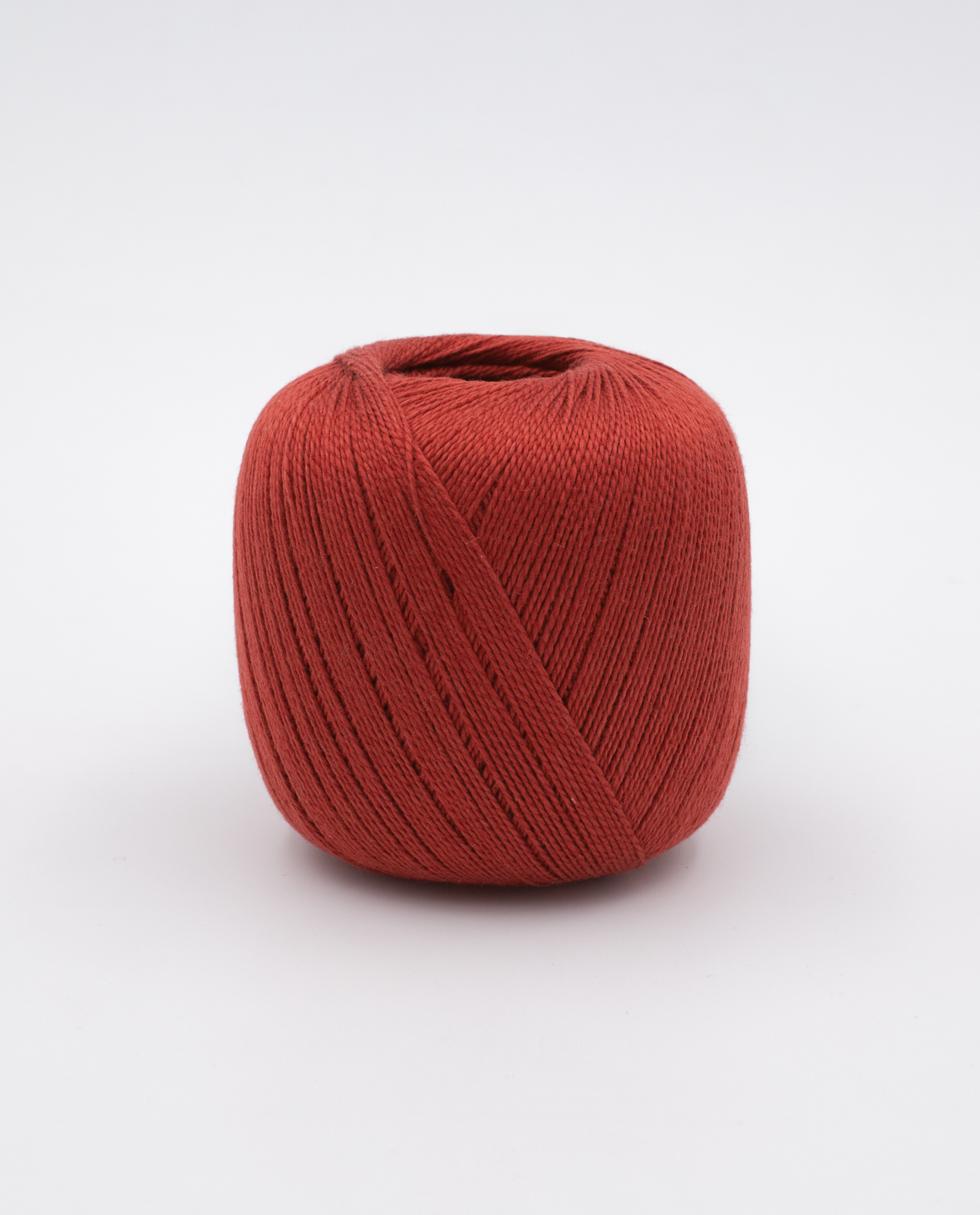 Novelo de fio castanho avermelhado sobre fundo branco