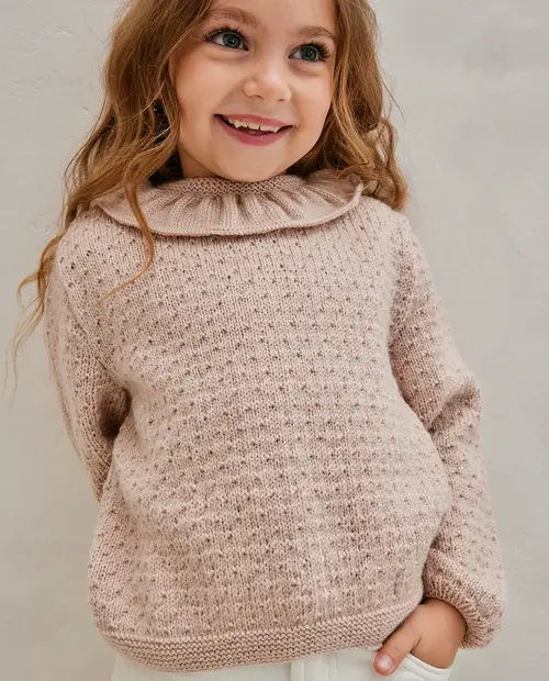 Camisola bege clara de malha com gola de folhos para criança