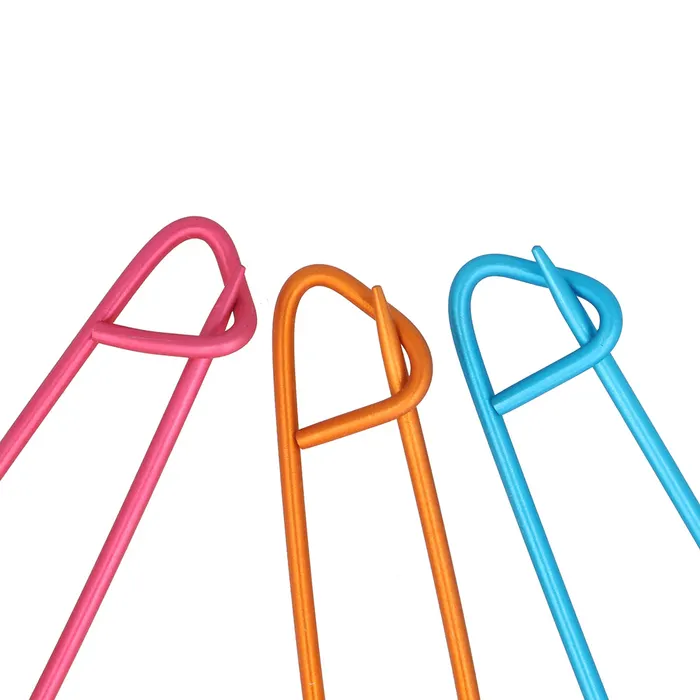 Grampos coloridos em forma de alfinete