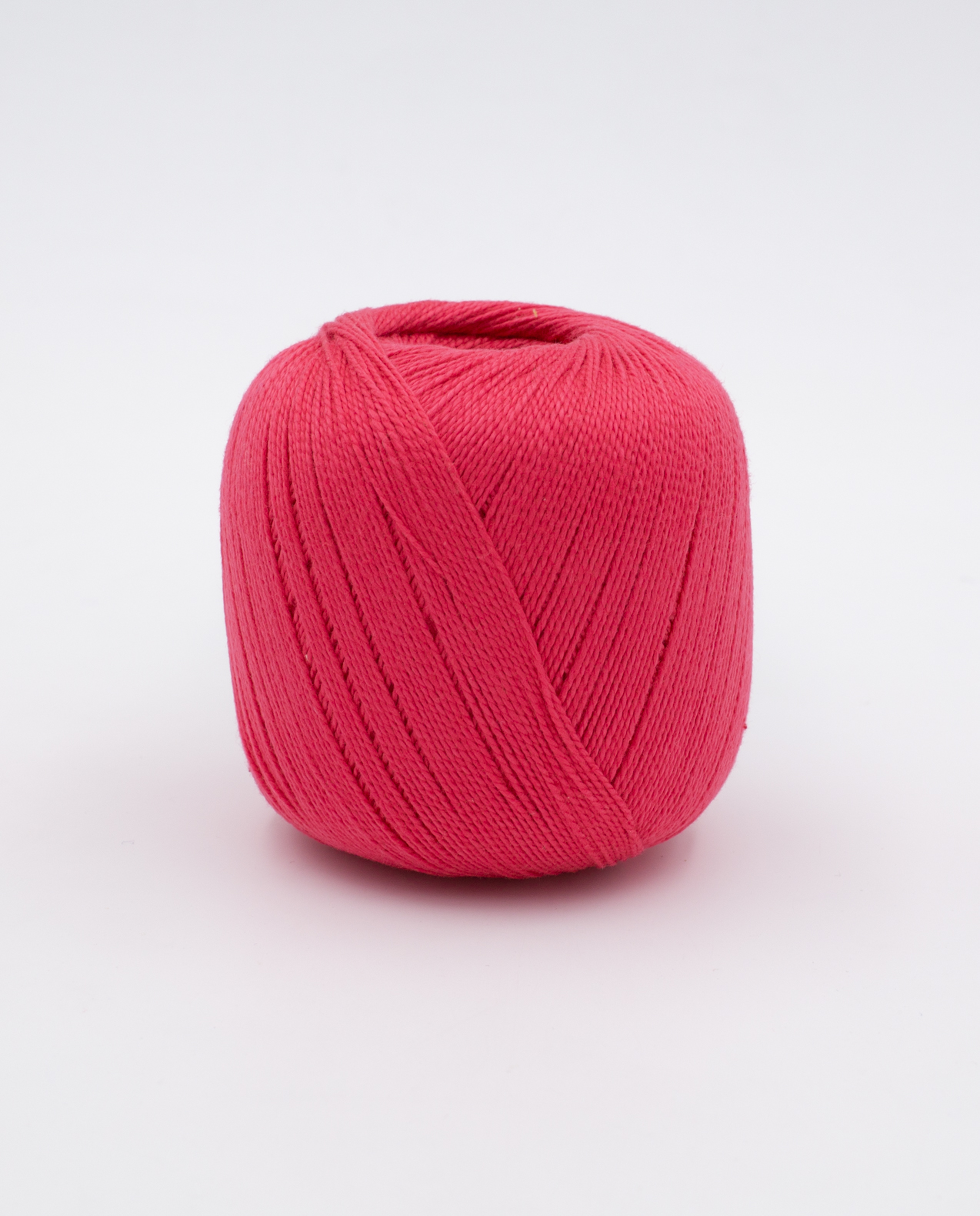 Novelo de fio vermelho sobre fundo branco