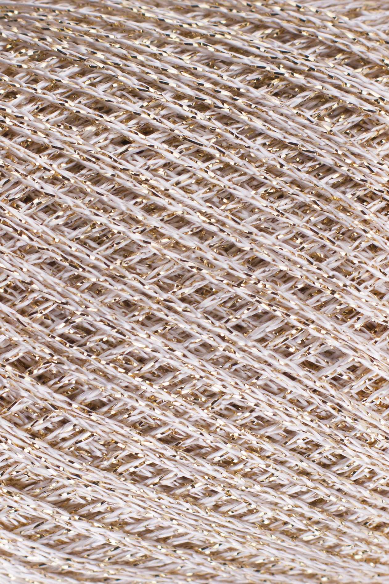 Tecido trançado creme e dourado com textura brilhante e padrão diagonal.