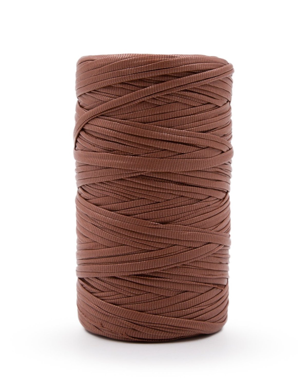 Rolo de corda castanha sobre fundo branco