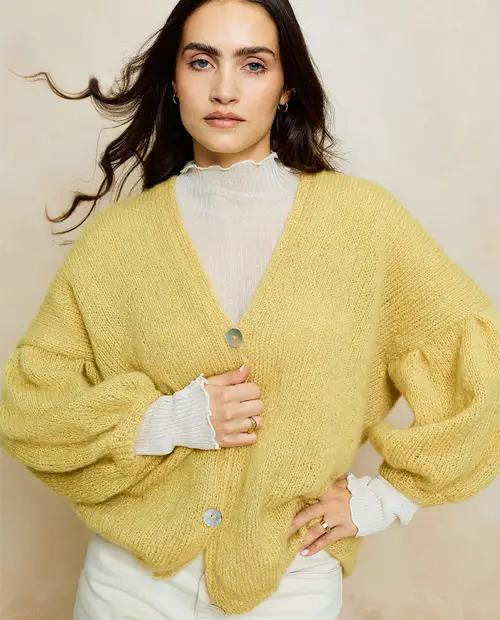 Cardigã de malha amarelo com botões e mangas bufantes