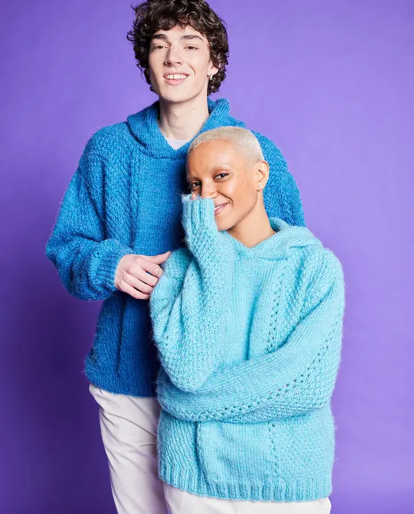 Jovens com camisolas de malha azul turquesa e azul escura com capuz