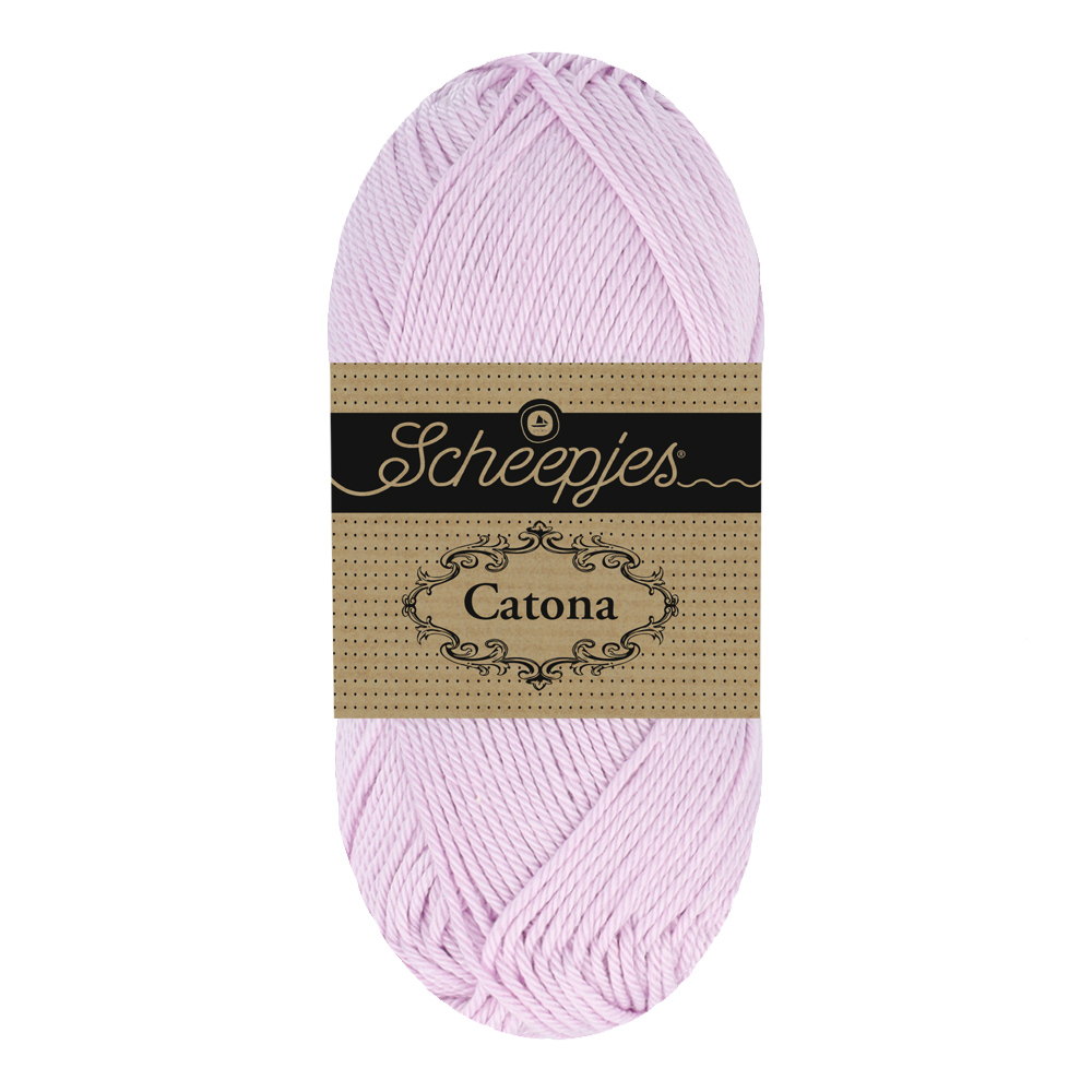 Novelo de fio rosa claro com rótulo Scheepjes Catona