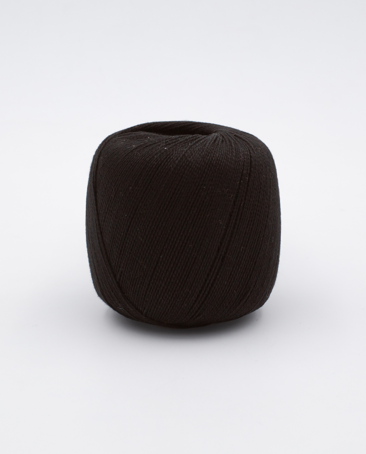 Bola de fio preta em superfície branca