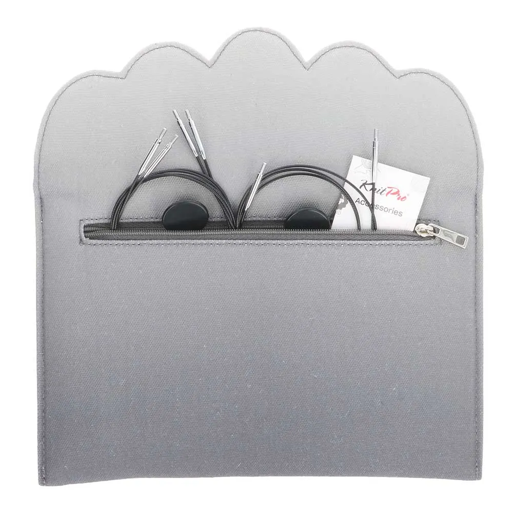 Bolsa cinzenta com acessórios metálicos e cabos em bolso com fecho