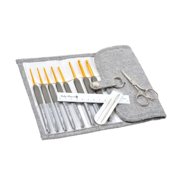 Conjunto de agulhas de crochê num estojo cinzento com fita métrica e tesoura