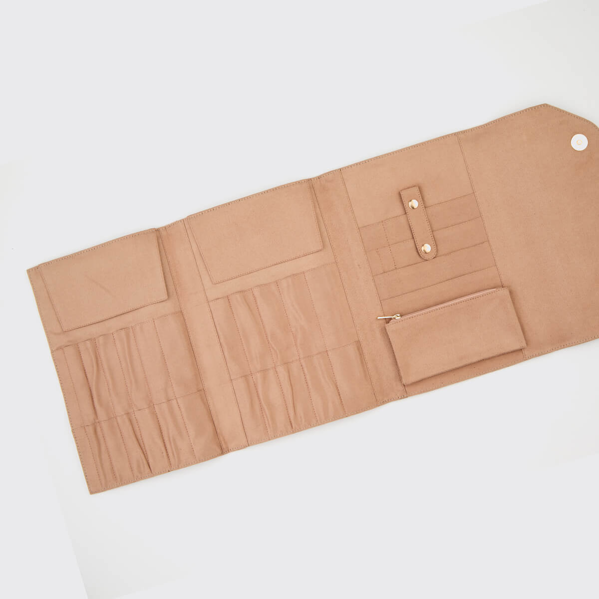 Estojo organizador castanho claro aberto com vários compartimentos e fecho de botão de pressão