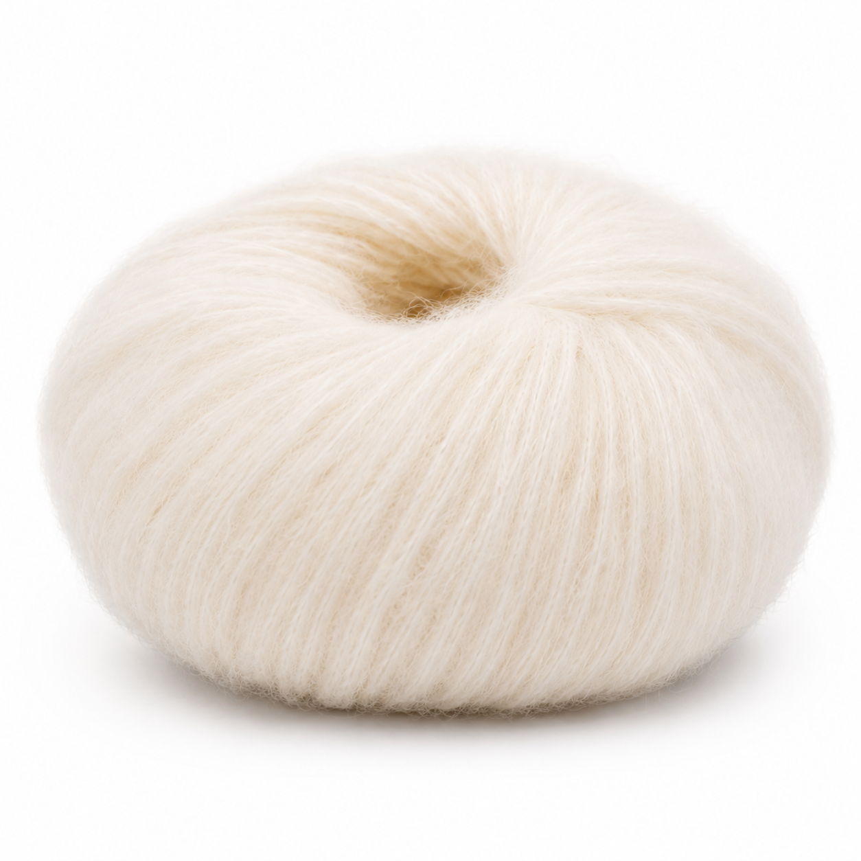Rolo de fio de lã branco sobre superfície branca
