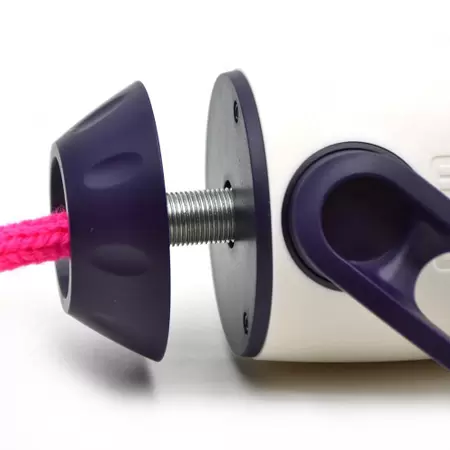 Componente roscado de equipamento branco com corda rosa