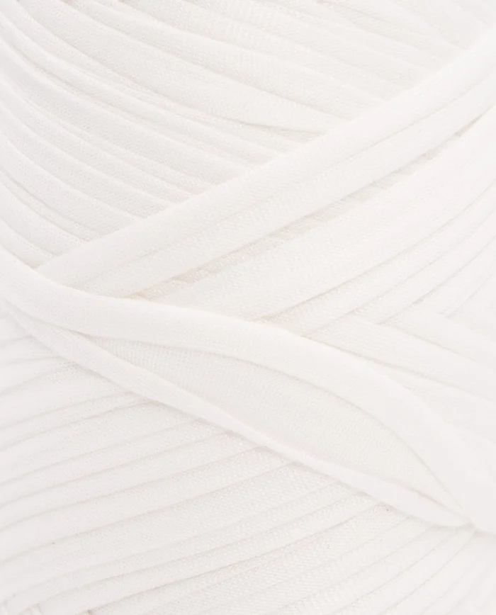 Novelo de fio branco com textura macia e espessa