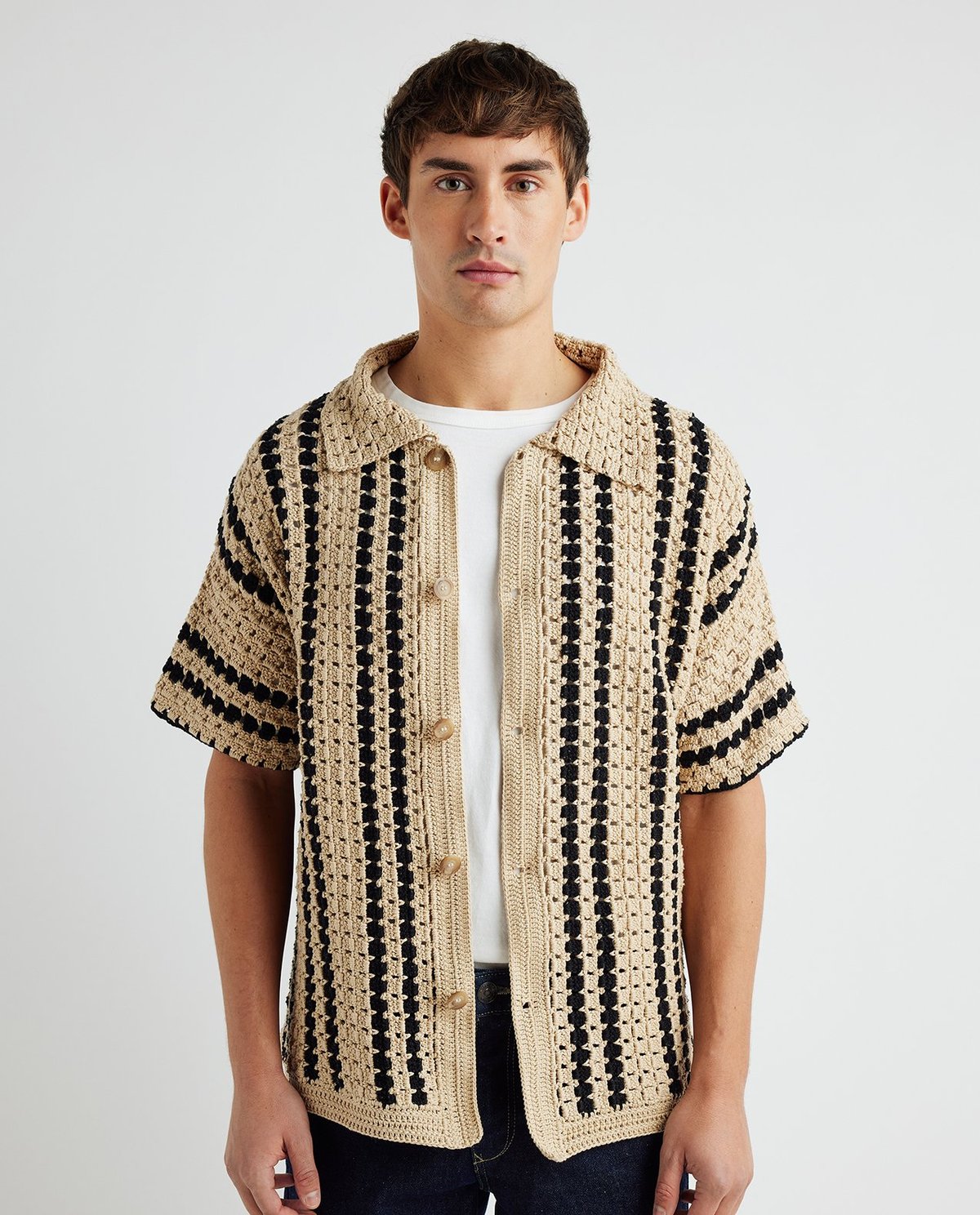Camisola de malha bege e preta com botões e mangas curtas