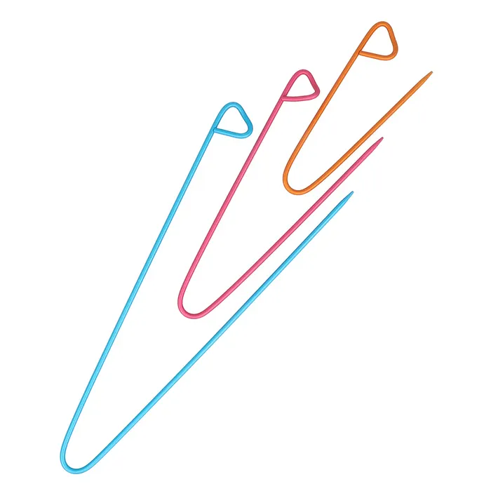 Agulhas de tricô metálicas coloridas sobre fundo branco