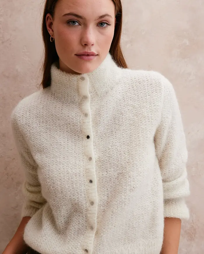 Casaco cardigan branco de malha felpuda com botões