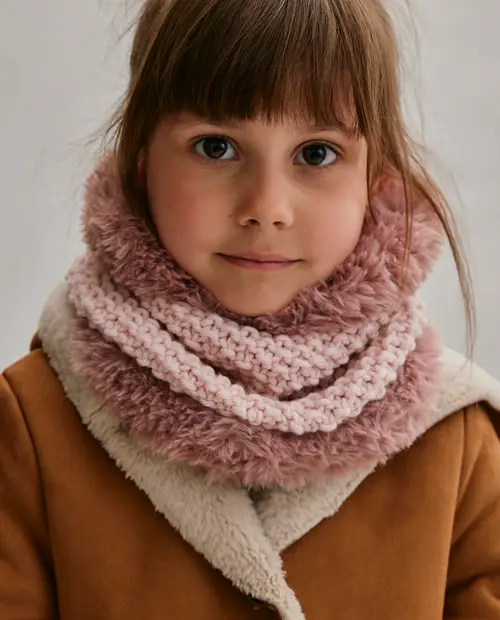 Menina com cachecol rosa e casaco castanho com lã branca no interior