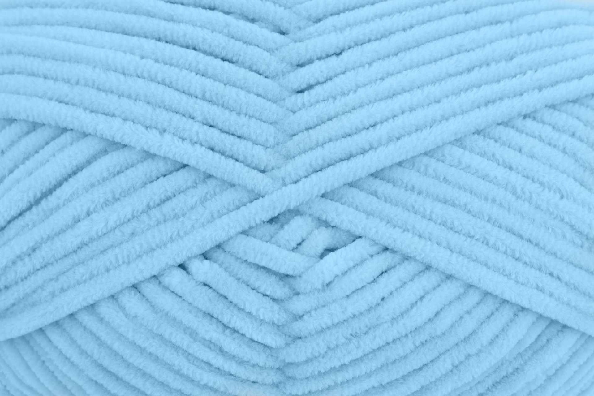 Novelo de fio azul claro com textura felpuda